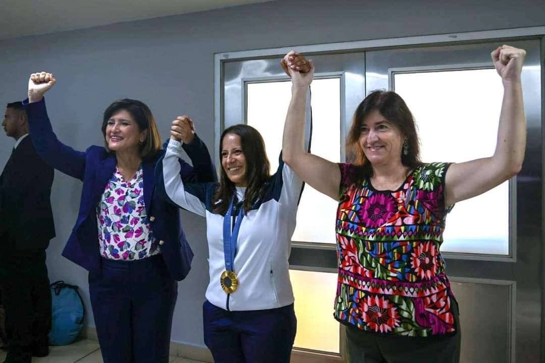 EN FOTOS | Así recibieron las autoridades a Adriana Ruano