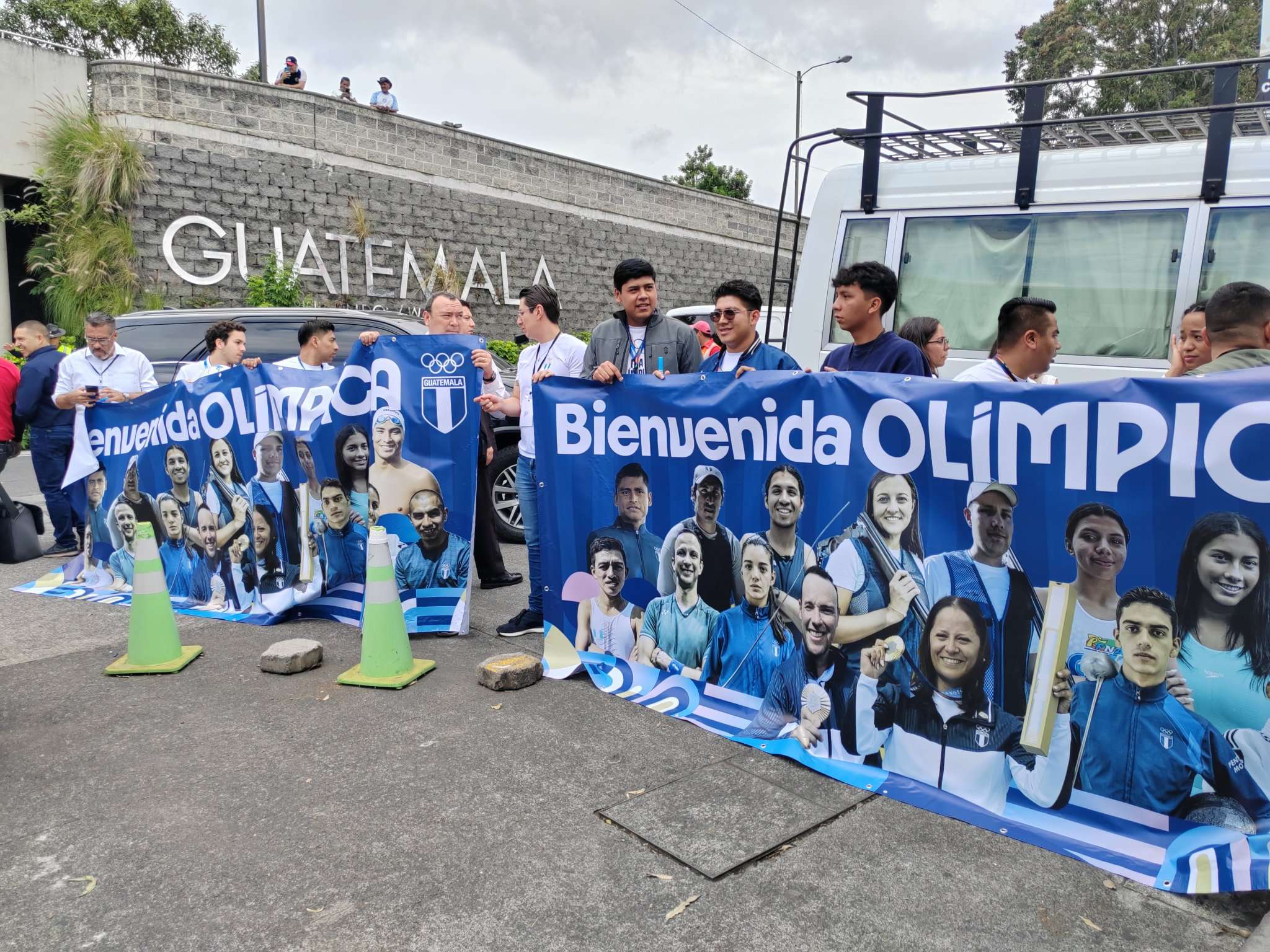 Fiesta cívica en el Aeropuerto La Aurora mientras se espera la llegada de Adriana Ruano