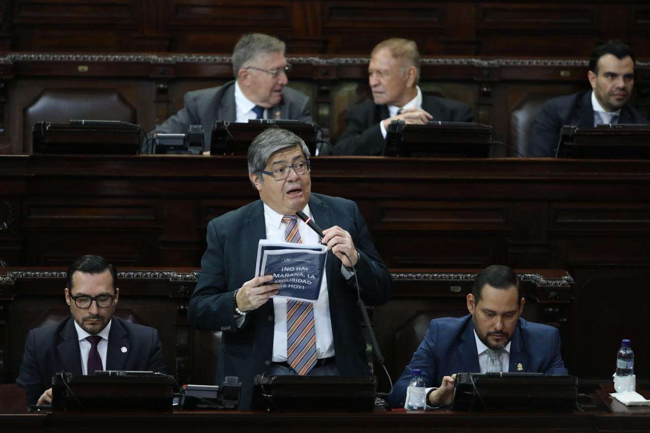 Interpelación a Francisco Jiménez avanza seis preguntas y vuelve a suspenderse