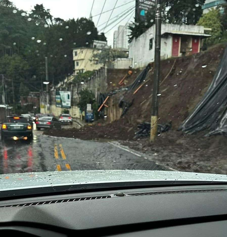 Nuevo derrumbe en el mismo punto de Muxbal bloquea un carril