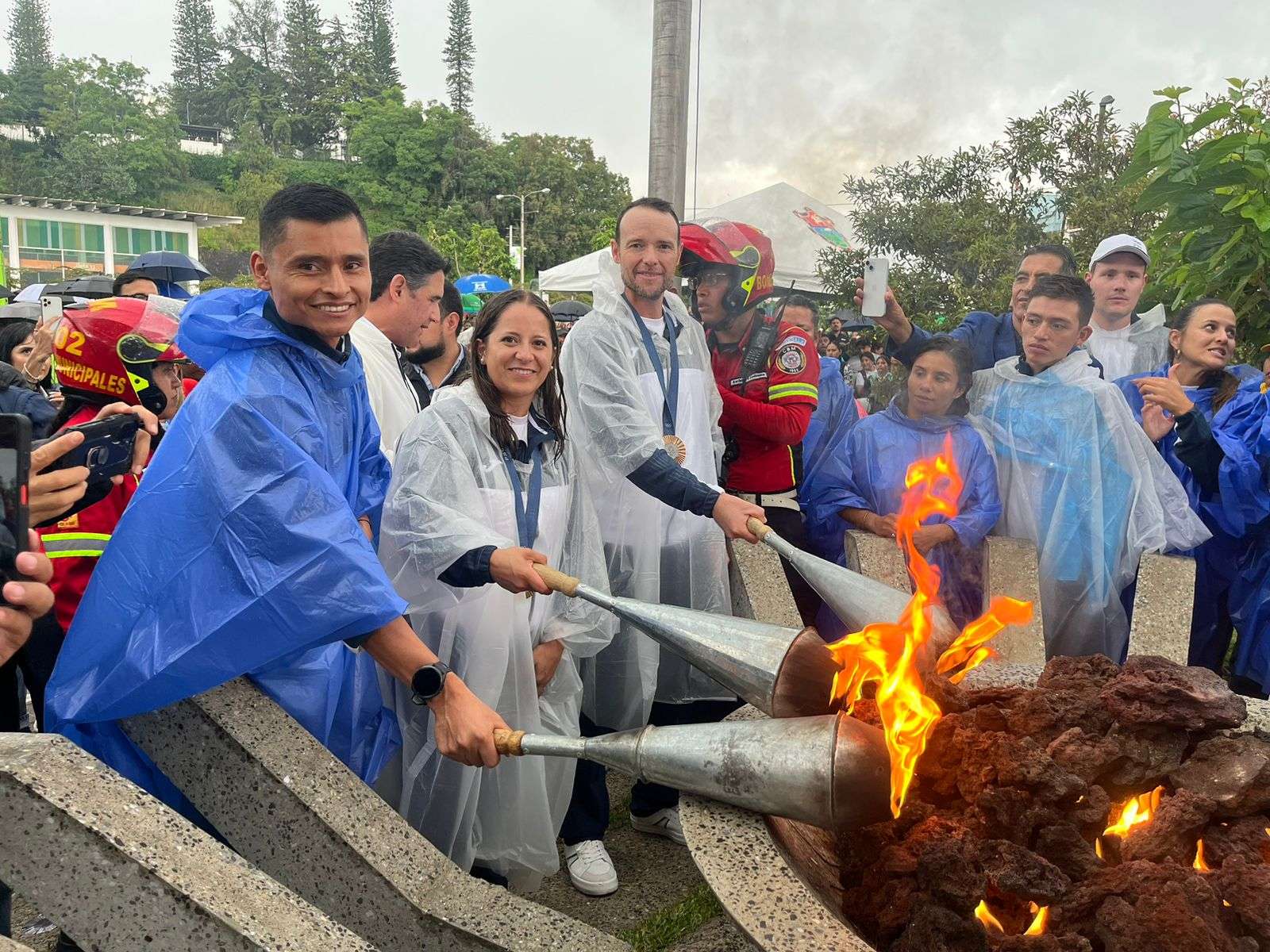 EN FOTOS | Los tres medallistas olímpicos de Guatemala encienden la llama eterna del deporte nacional