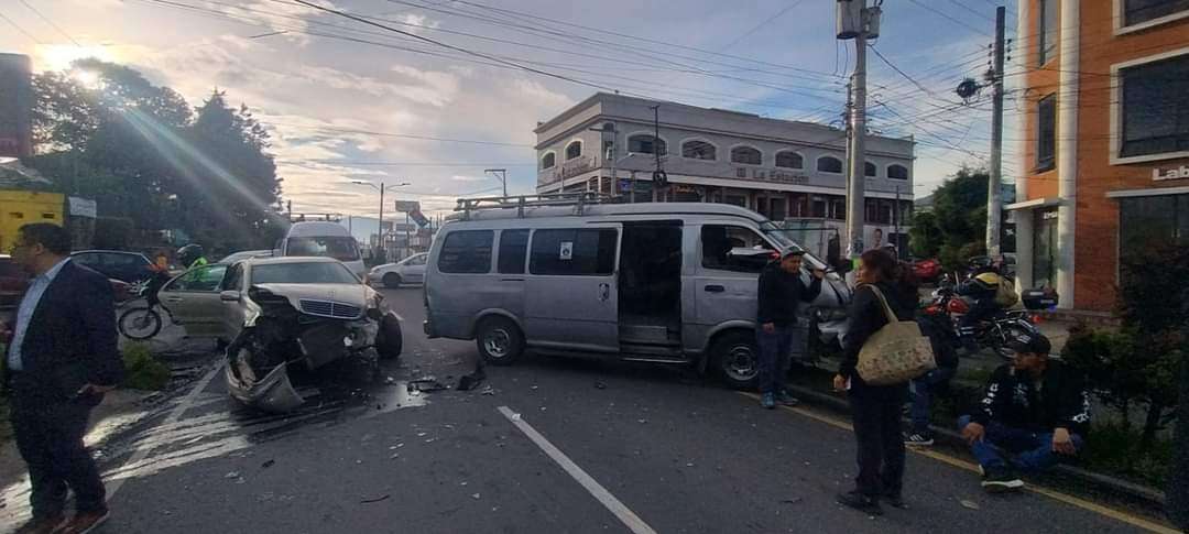 ÚLTIMA HORA | Mujer sale expulsada de microbús tras colisión con automóvil en Quetzaltenango