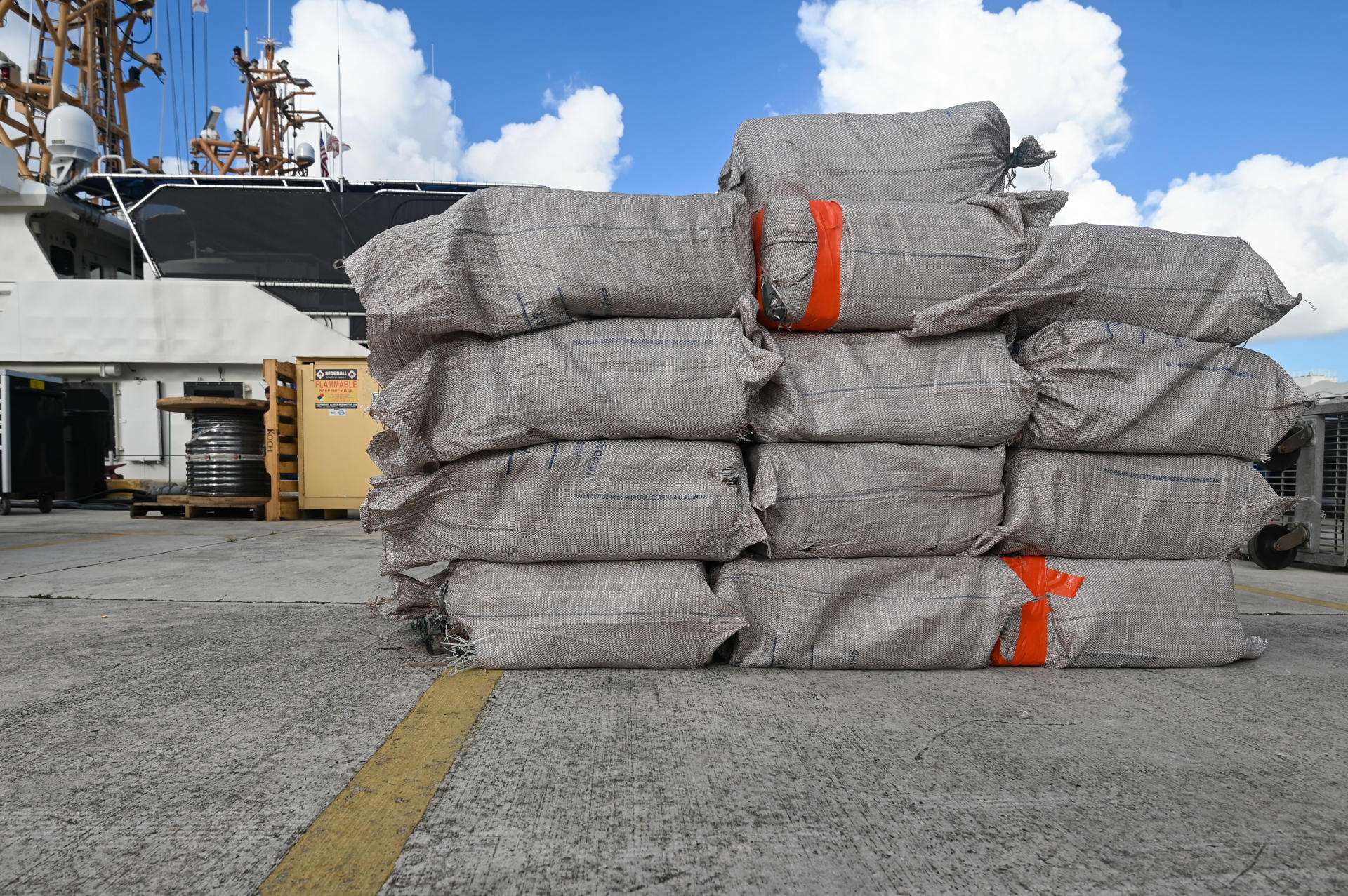 EE. UU. decomisa 626 kilos de cocaína y arresta a tres personas en aguas del Caribe