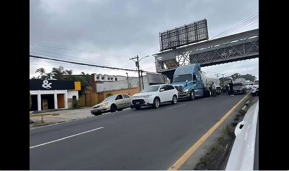 Múltiple colisión complica tránsito en la calzada Aguilar Batres