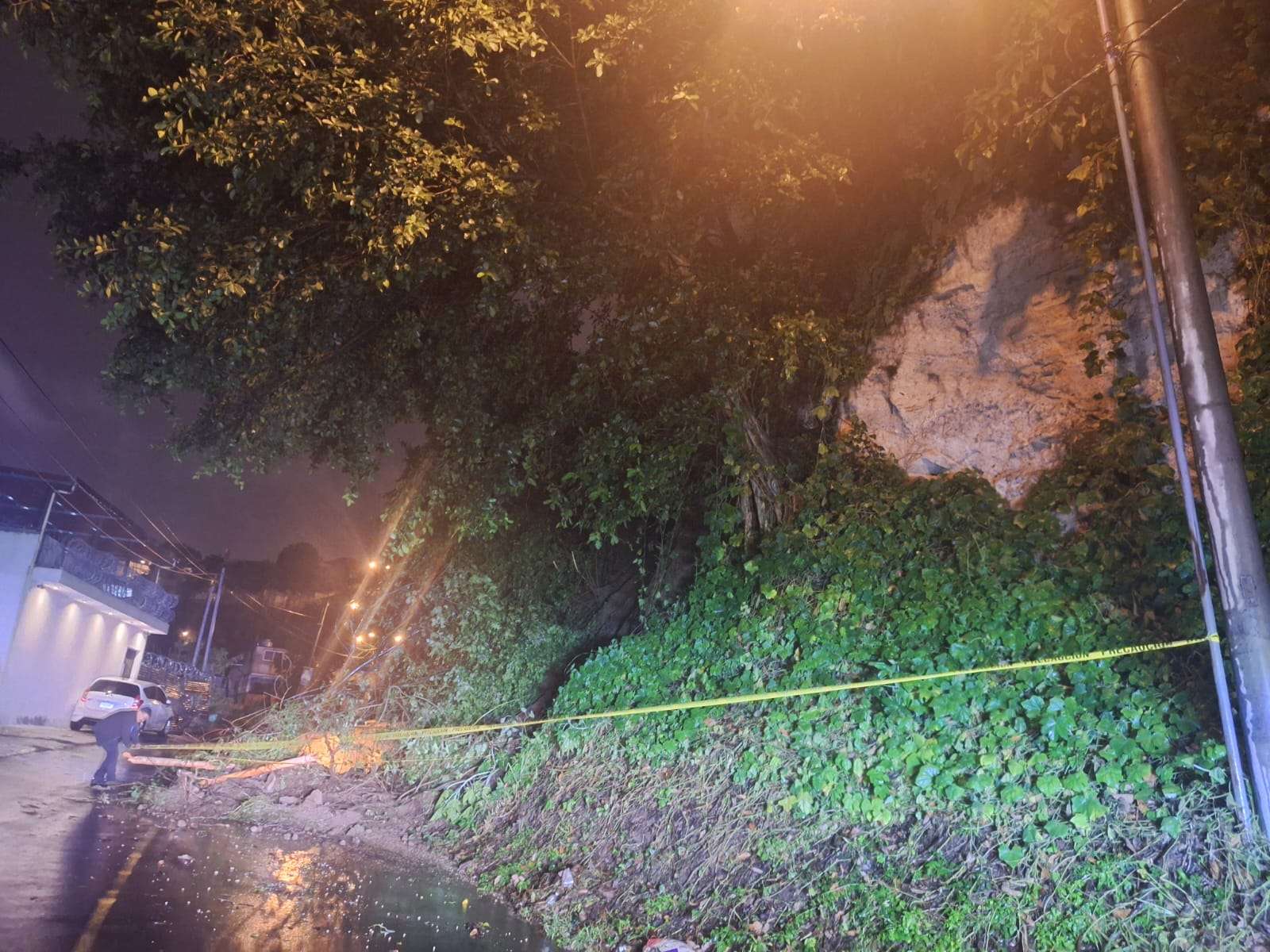 Derrumbe afecta ingreso a la colonia Covias en zona 5