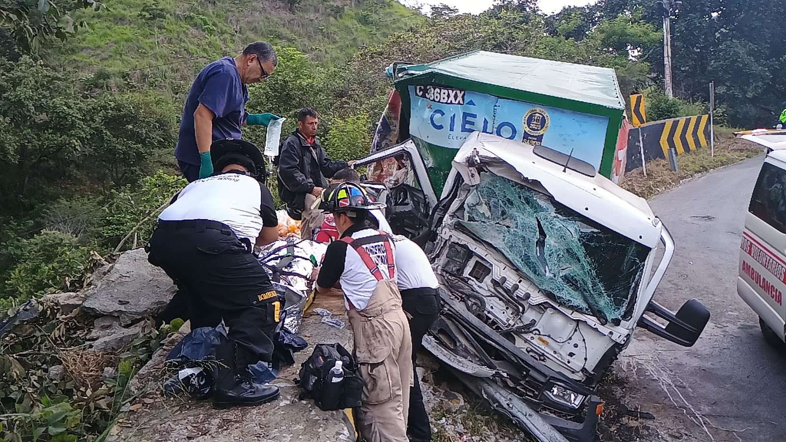 ÚLTIMA HORA | Camión repartidor de bebidas colisiona en ruta a San Pedro Ayampuc