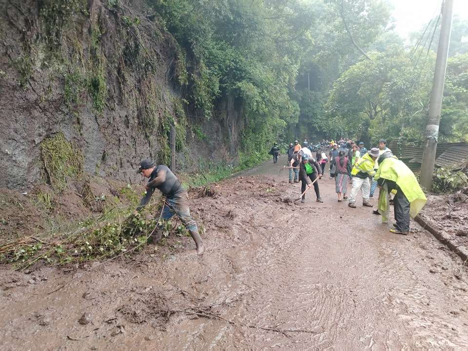Fuerte lluvia causa inundaciones y derrumbes en la capital y Mixco