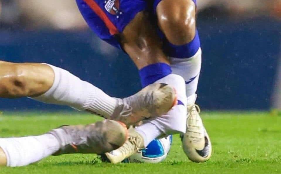 EN VIDEO | Terrible lesión contra un jugador del Atlante en el fútbol mexicano