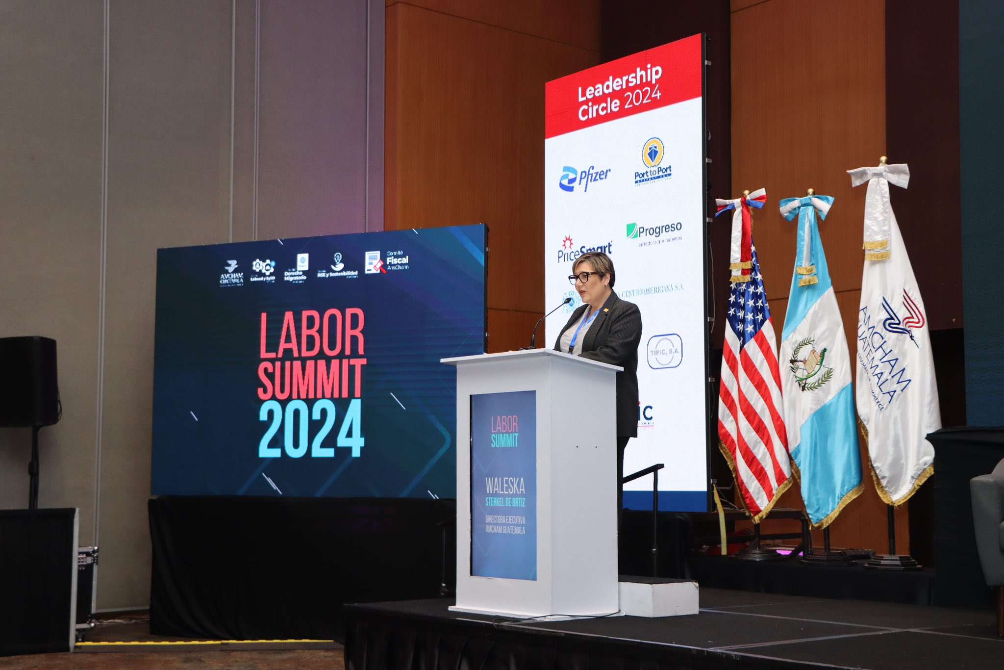 La Cámara de Comercio Guatemalteco-Americana (AmCham) inauguró el Labor Summit 2024, un evento clave que reúne a líderes empresariales, expertos en recursos humanos y actores gubernamentales con el objetivo de impulsar el crecimiento y éxito de las empresas y organizaciones en Guatemala.