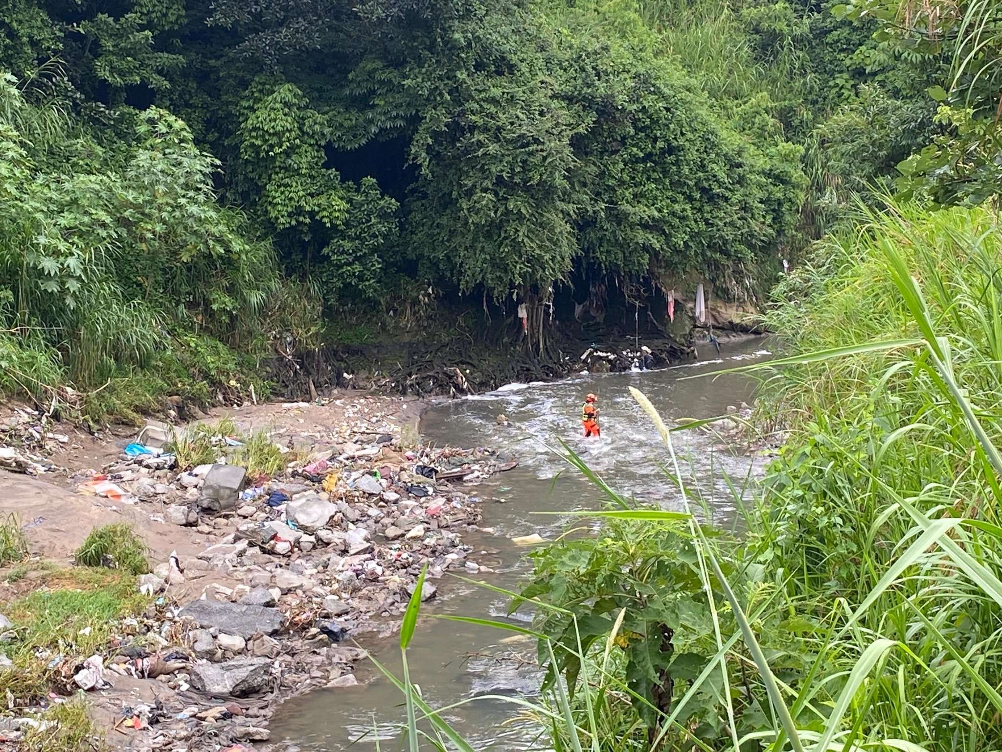 ¿Qué retos enfrentan los bomberos en la búsqueda del niño arrastrado por el río Las Vacas?