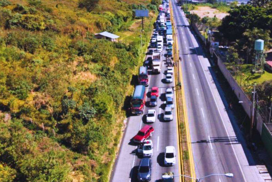 Bloqueo en ruta al Pacífico: Transportistas y vecinos exigen mejoras viales por inundaciones