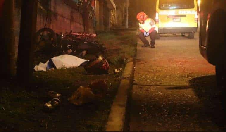 Motociclista muere y otro resulta herido en accidente en Anillo Periférico