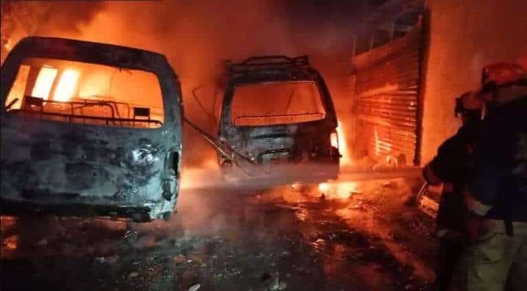 Incendio en garaje consume dos vehículos en Coatepeque, Quetzaltenango