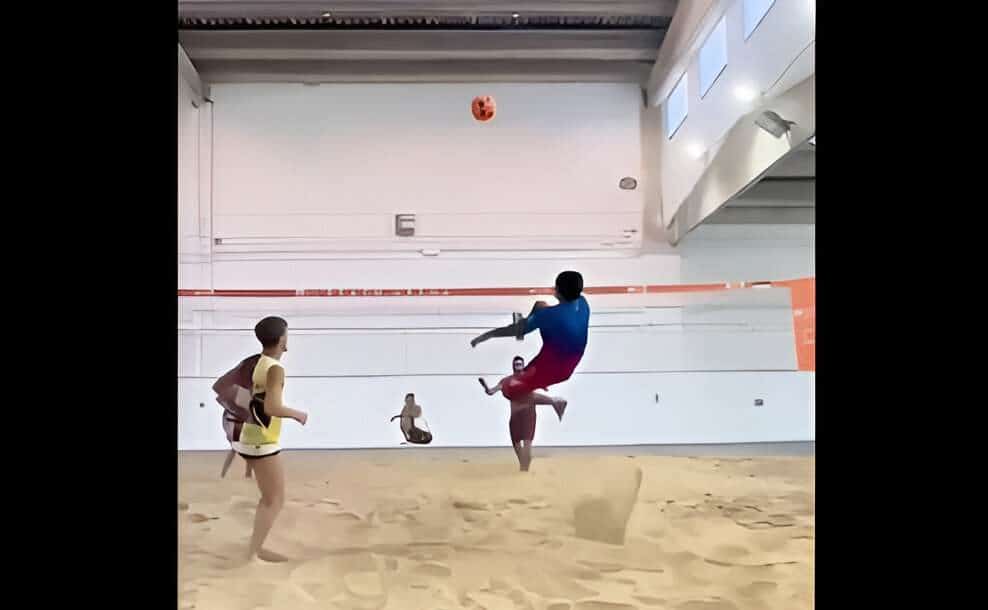 EN VIDEO | Ronaldinho muestra su magia en el Futvóley