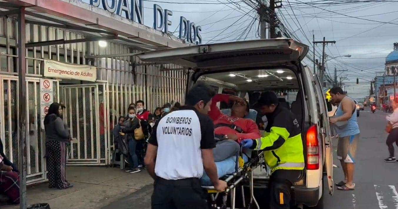 Hombre con heridas de bala y golpe en la cabeza es trasladado al Hospital General