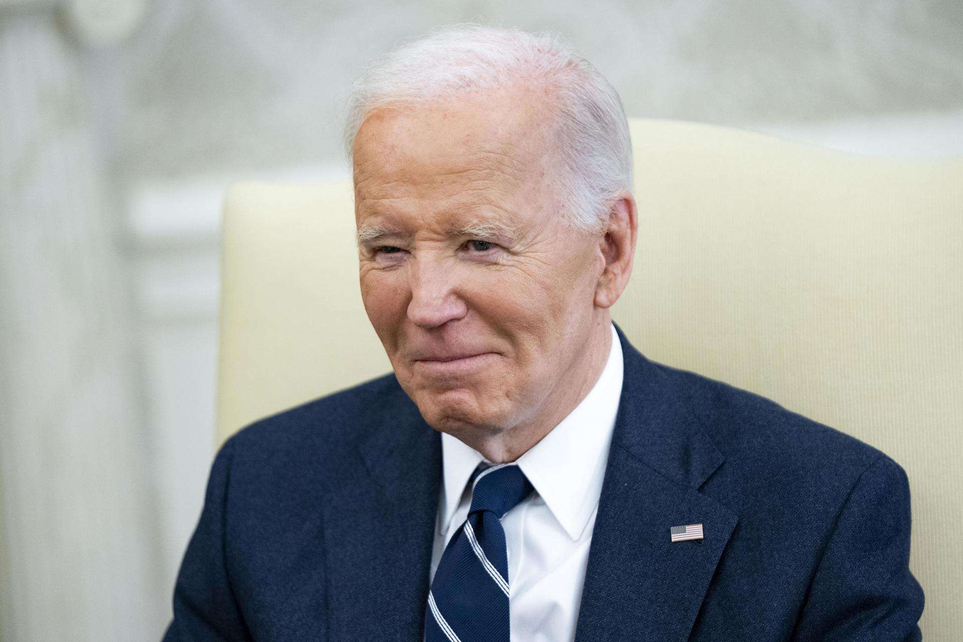 Un paso en falso de Biden con la palabra "basura" causa un revés en la campaña de Harris