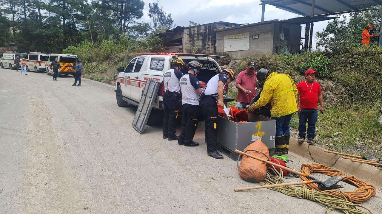 Socorristas reportan personas soterradas en un derrumbe en El Quiché