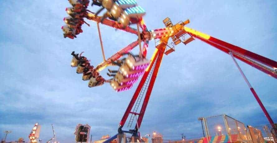 EN VIDEO | Juego mecánico se desploma en feria de Ecuador