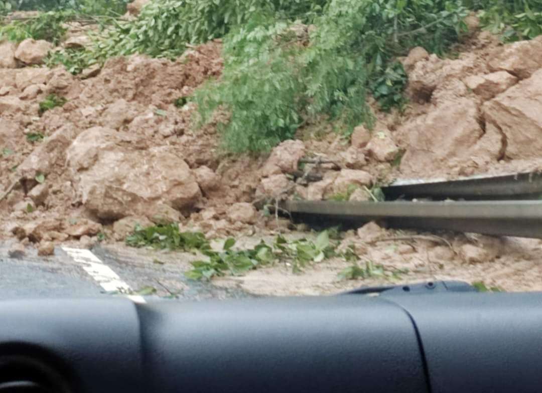 Derrumbe en Tecpán complica el tránsito en ruta Interamericana