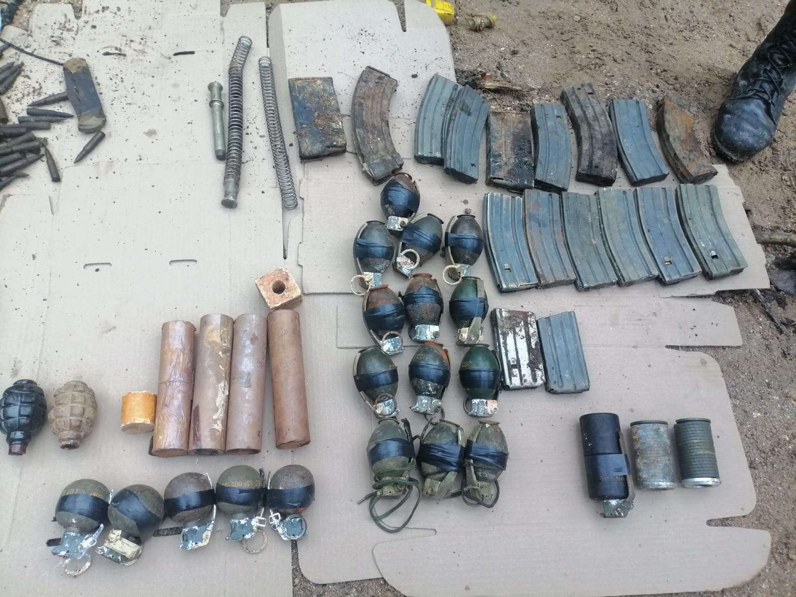 Hallan y destruyen arsenal explosivo en finca de Suchitepéquez