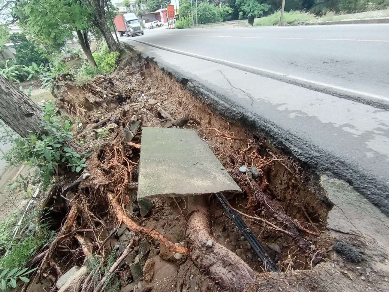 Socavamiento en el kilómetro 137 de la CA-9 pone en alerta a Río Hondo, Zacapa