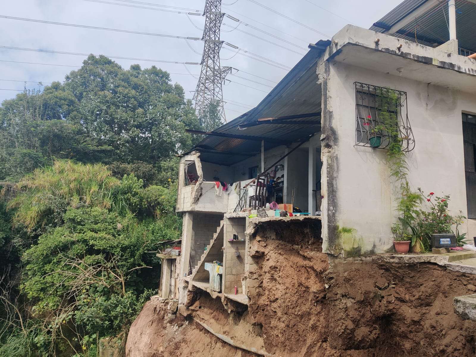 ¿Peligro en zona 18? Deslizamiento alerta a los vecinos de la colonia Belice