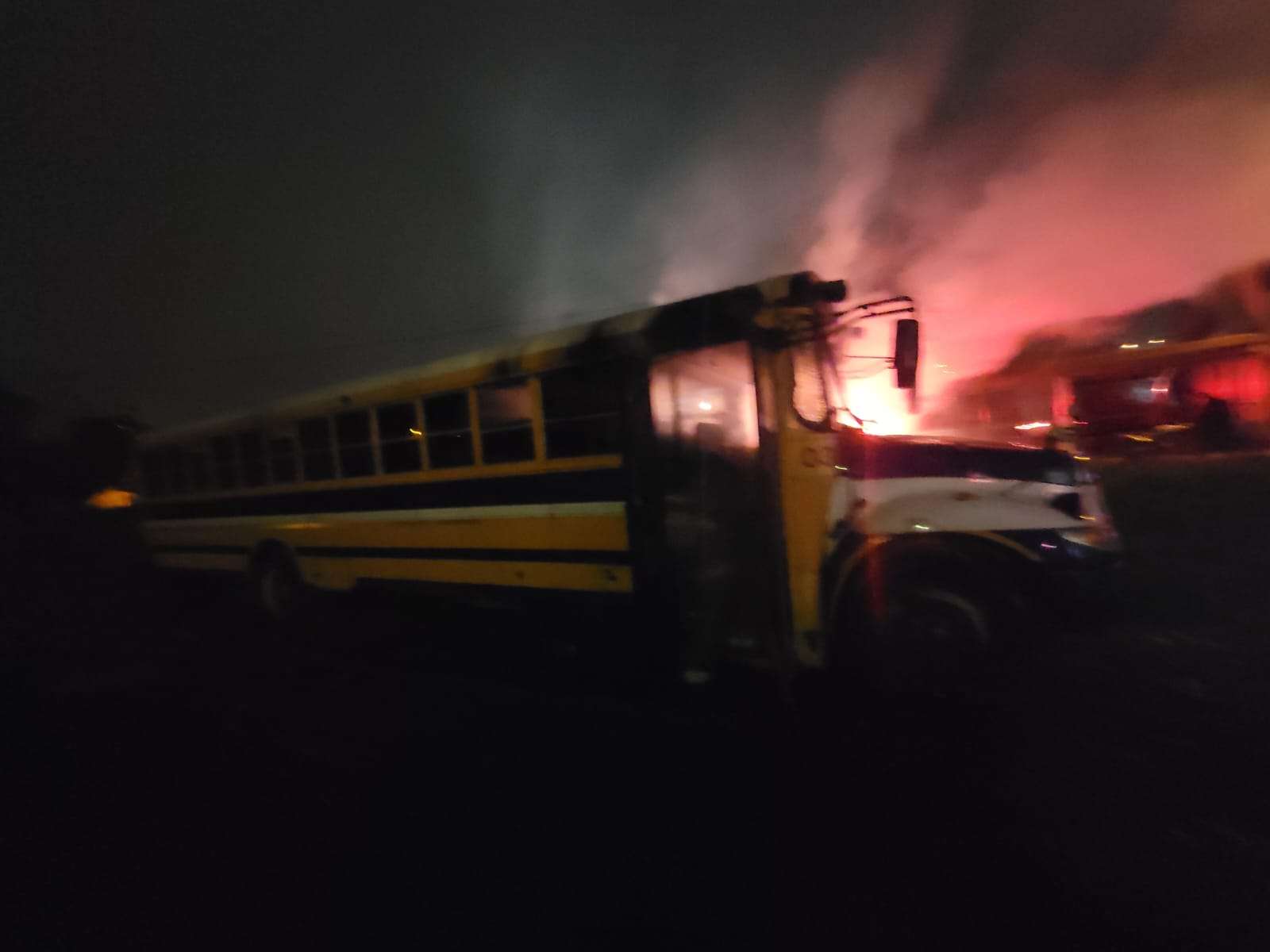 Bomberos aplican 250 galones de agua para apagar bus en llamas en San Pedro Ayampuc