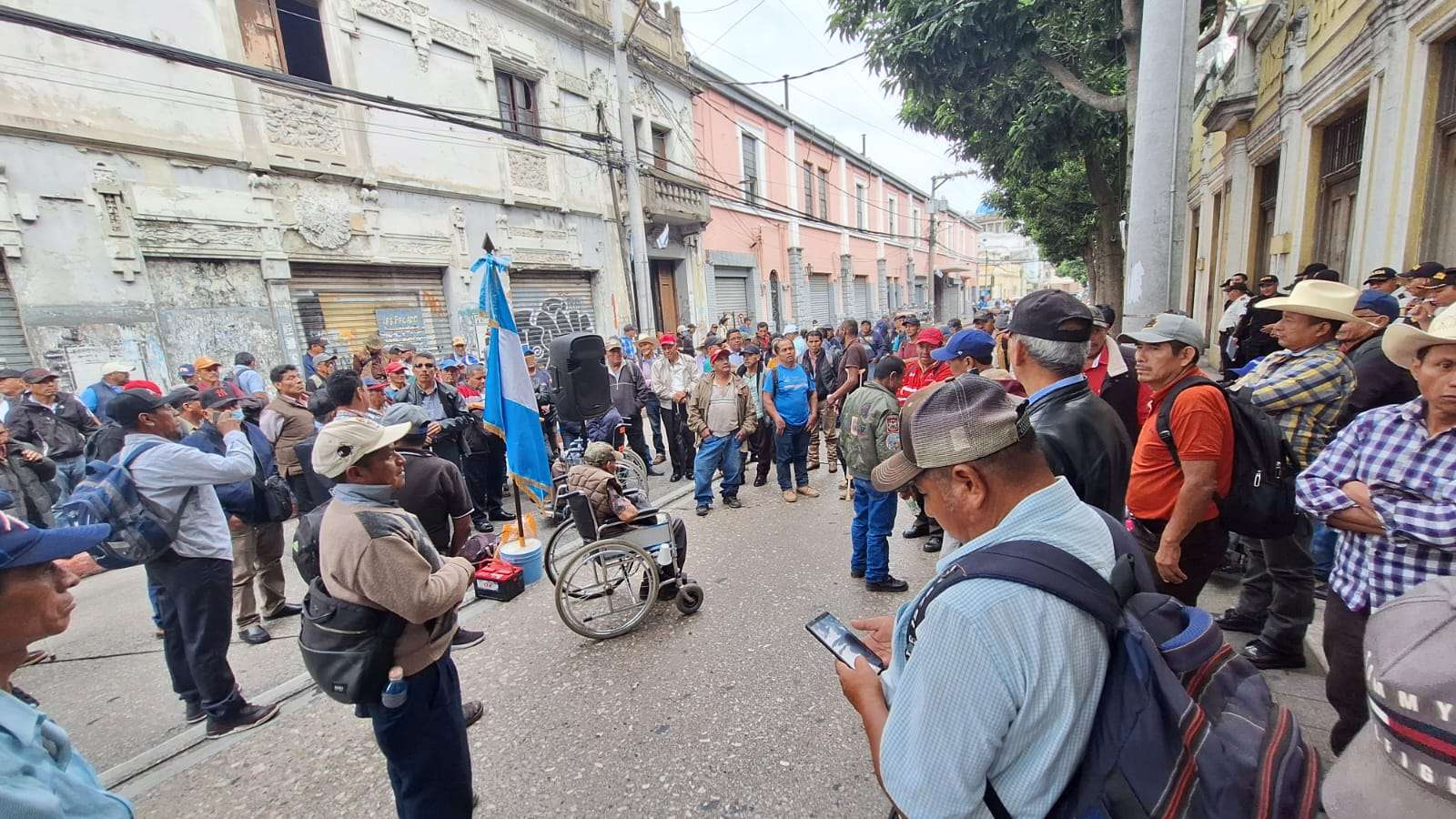 Veteranos militares protestan frente al Congreso por exclusión del programa de clases pasivas
