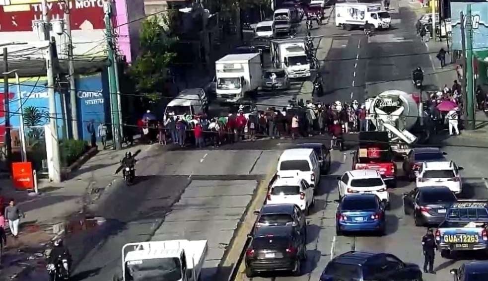 Manifestación bloquea la circulación en la calzada José Milla