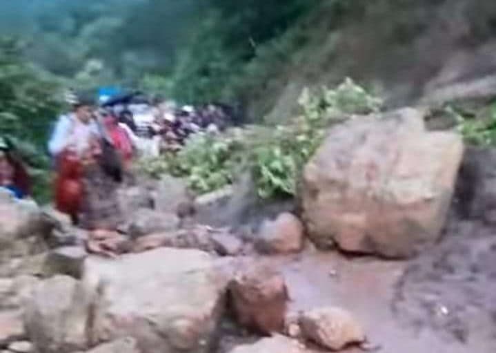 Derrumbe bloquea paso vehicular en aldea Vuelta Blanca, Huehuetenango