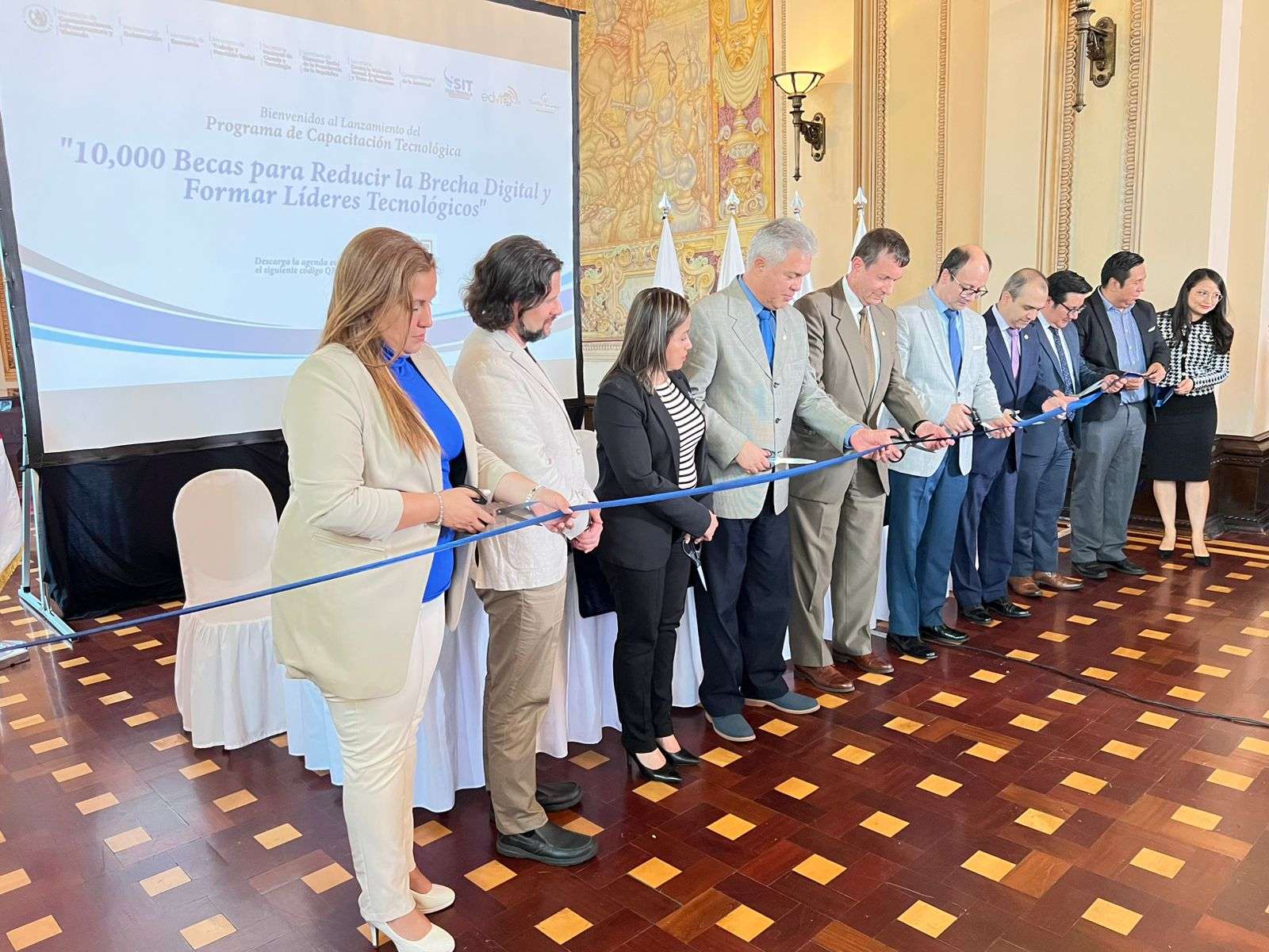 ¿Podrán 10,000 becas cerrar la brecha digital en Guatemala?