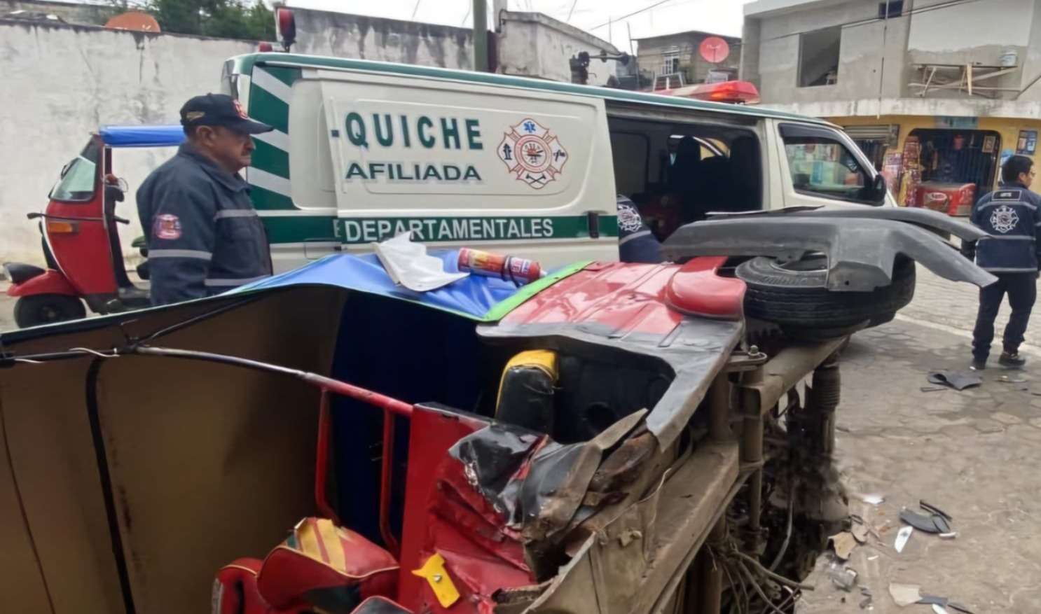 Accidente de tránsito en Santa Cruz del Quiché deja a un piloto de tuc tuc herido