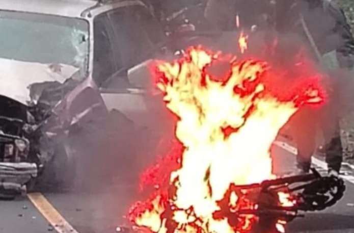 Seis heridos y motocicleta en llamas tras accidente en Santa Elena Barillas