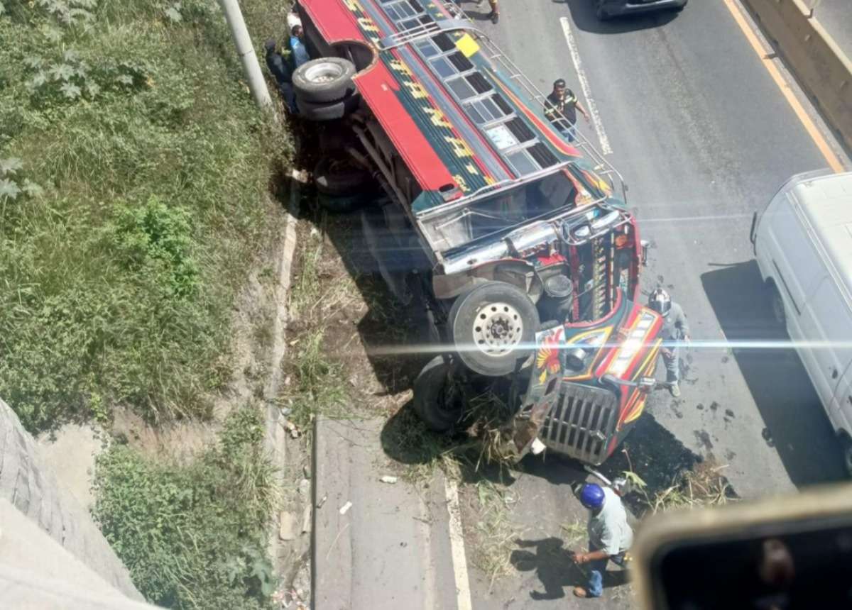 Piloto y ayudante se fugan luego de volcar bus en el kilómetro 22 de Villa Nueva