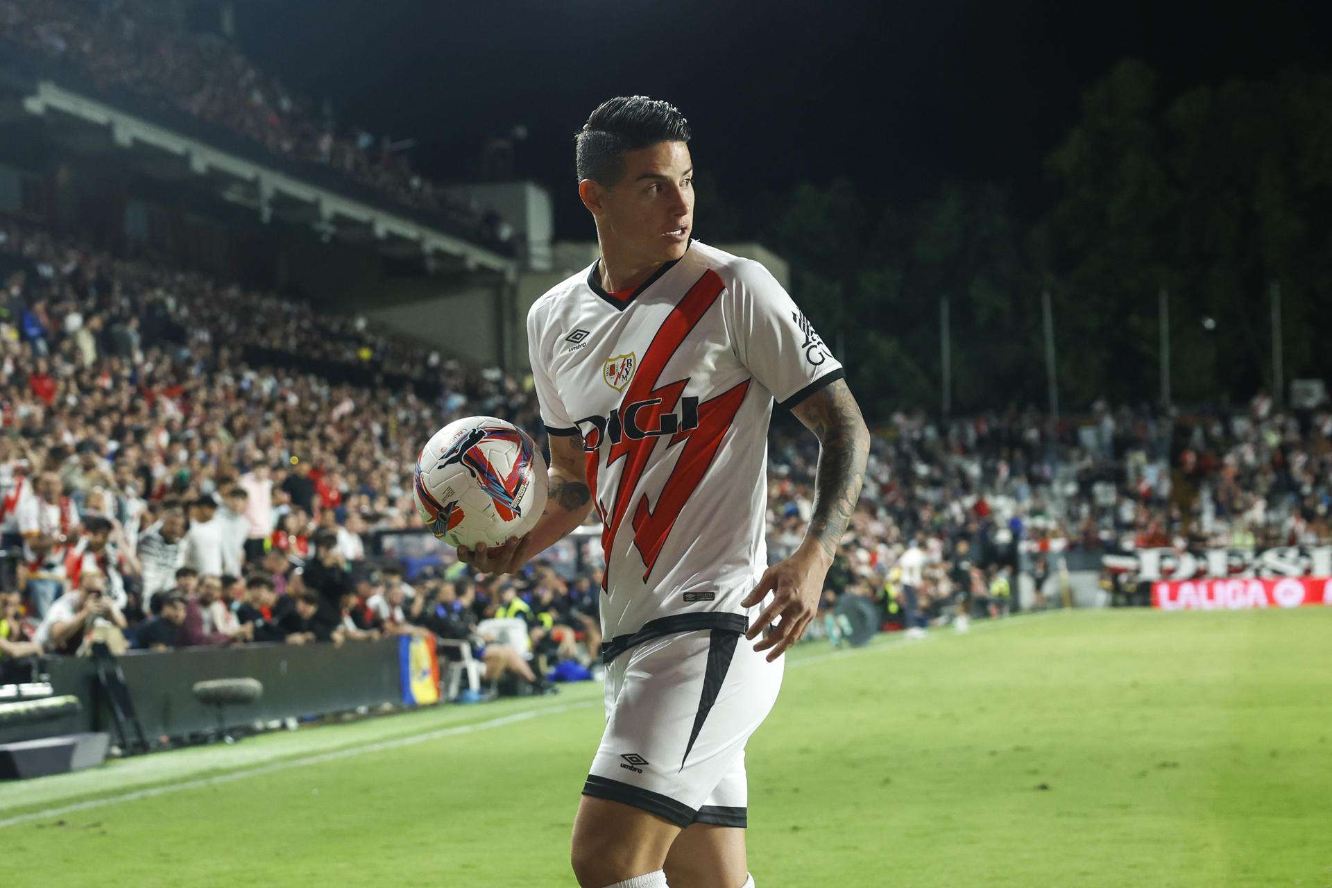 El colombiano James Rodríguez, que padecía una sobrecarga en la pierna izquierda que le impidió terminar el entrenamiento del martes con sus compañeros, se ejercitó este miércoles con normalidad y se encuentra disponible para el próximo partido liguero frente al Alavés en Vallecas.