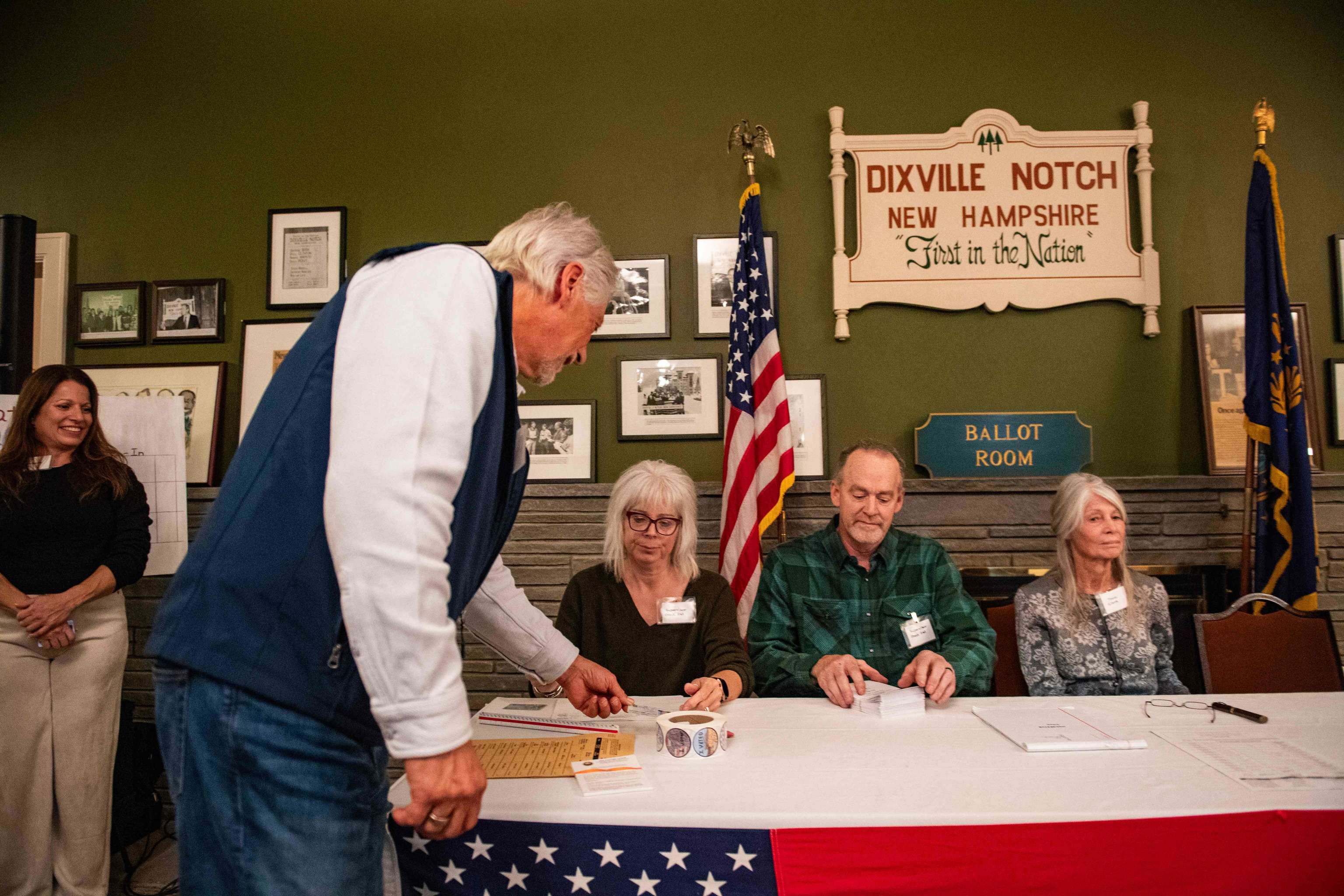 Trump y Harris empatan en Dixville Notch, el primer pueblo en votar en EEUU