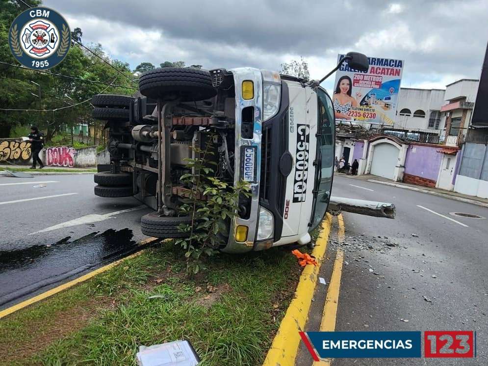 Accidente de camión bloquea paso vehicular en zona 16