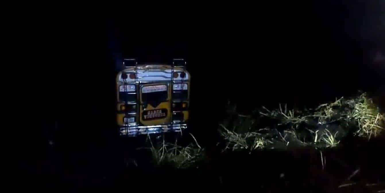 EN VIDEO | Bus extraurbano sufre salida de pista en Río Bravo, Suchitepéquez