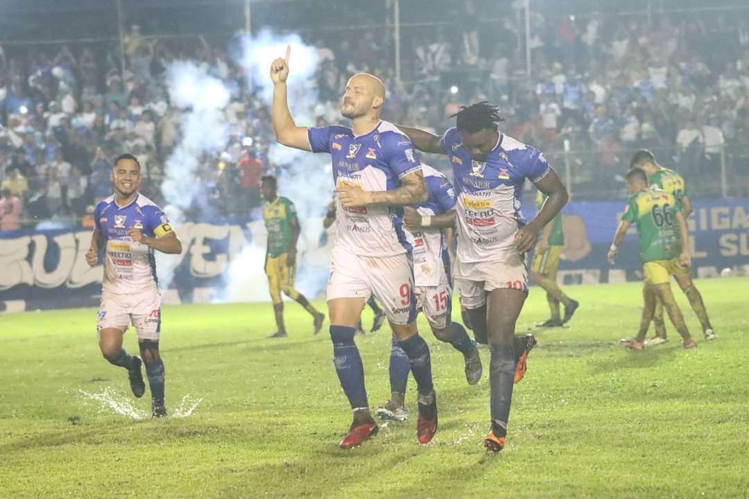 Deportivo Suchitepéquez domina en casa y avanza a semifinales