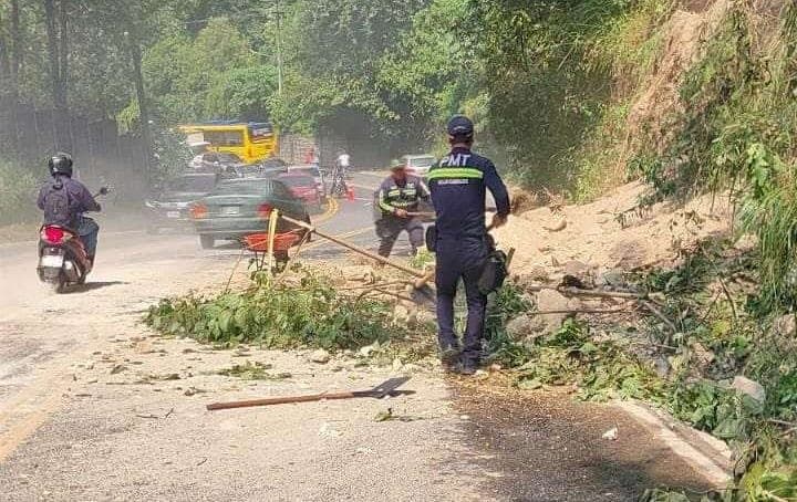 Derrumbe en Boca del Monte complica tráfico hacia la capital