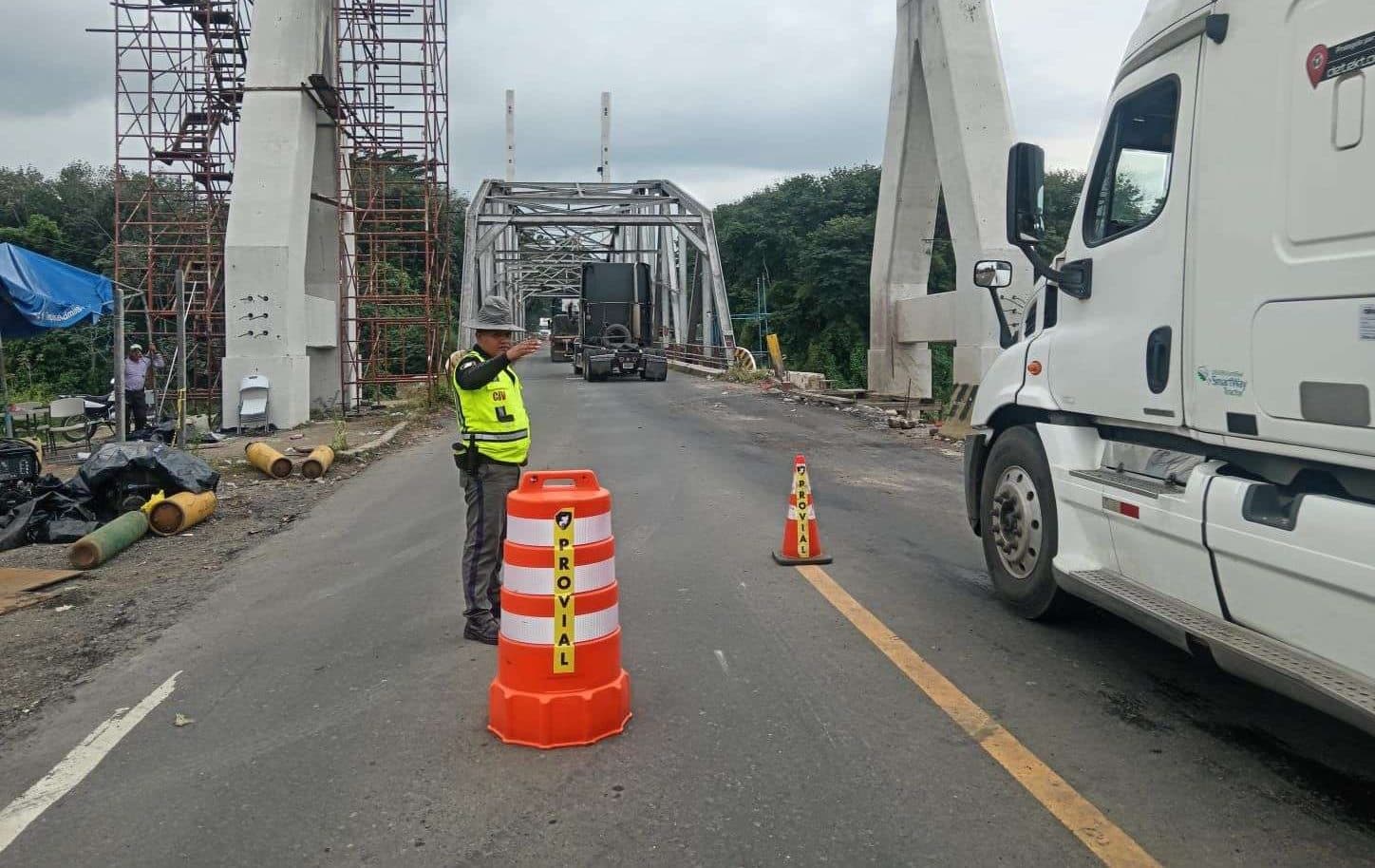 Conductores siguen sufriendo el caos vial luego de rehabilitar el puente Nahualate