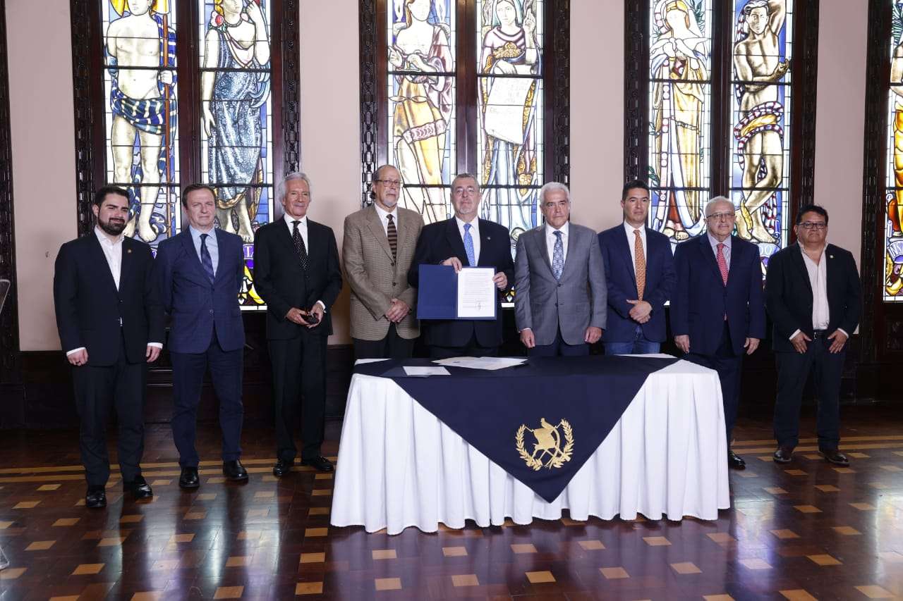 Arévalo firma la Declaración de Chapultepec y refuerza el compromiso con la libertad de prensa