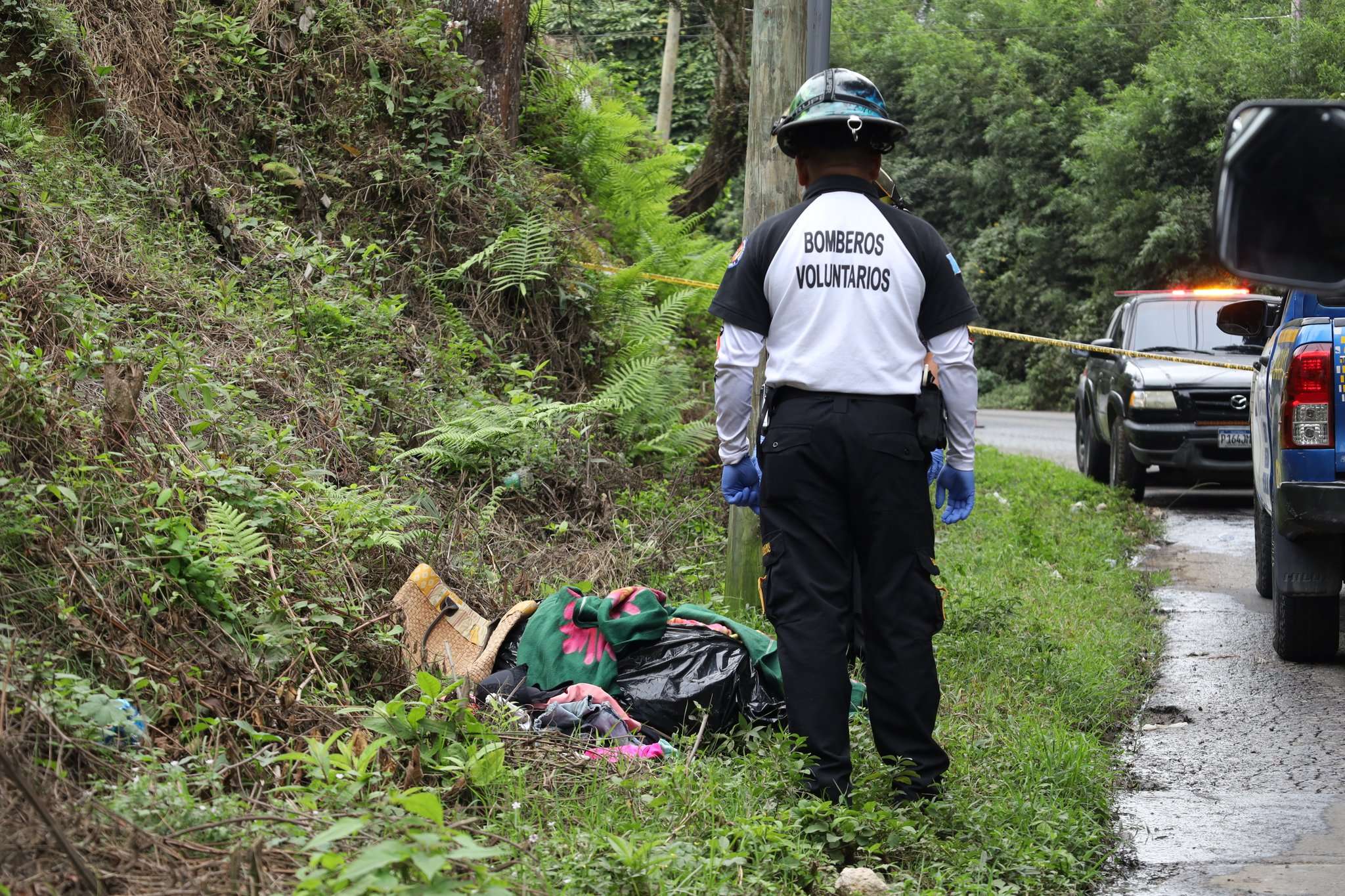 EN FOTOS | Hallan cuerpo femenino envuelto en sábanas y dentro de una bolsa