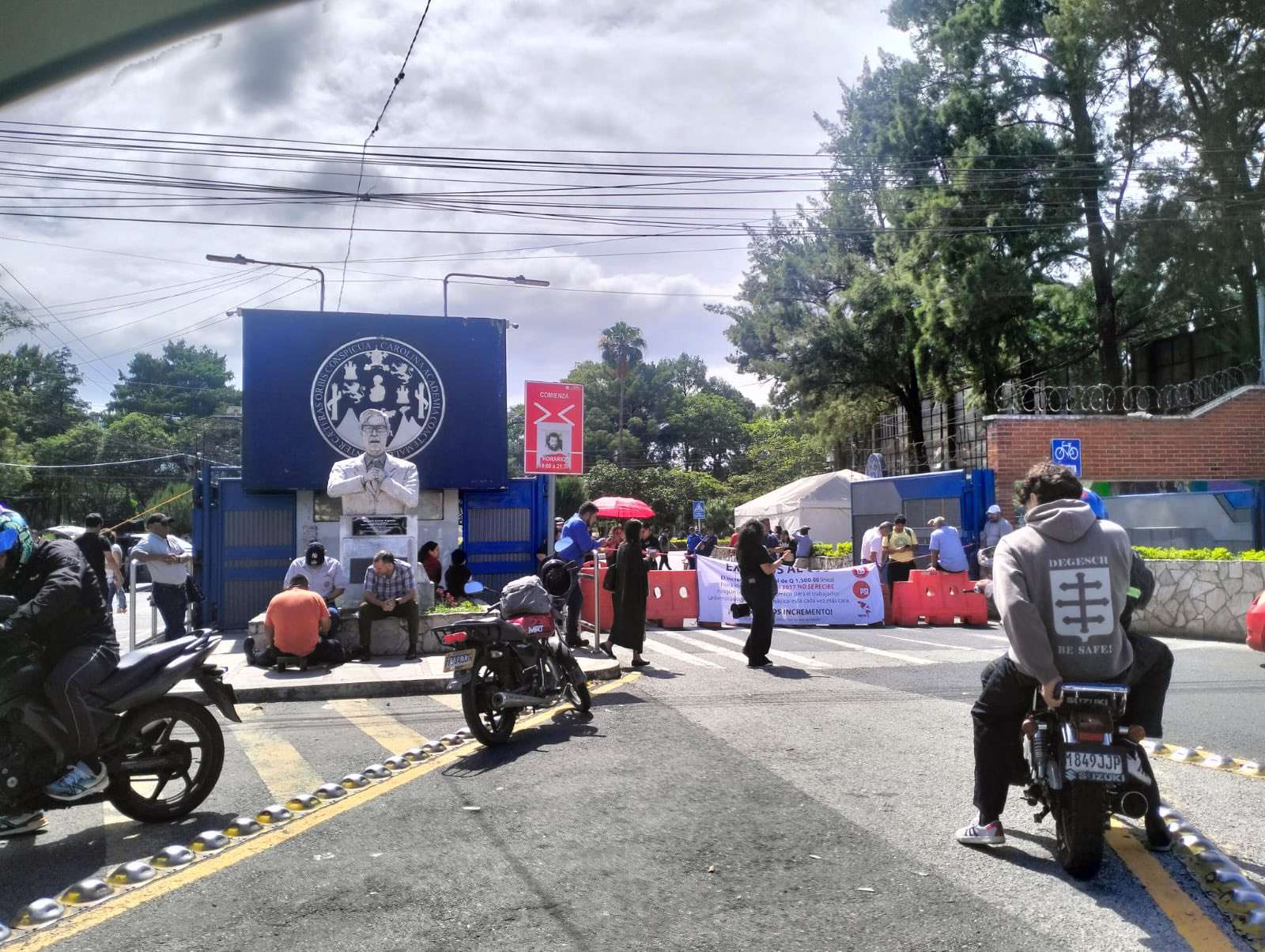 Manifestantes bloquean accesos al campus central de la Usac