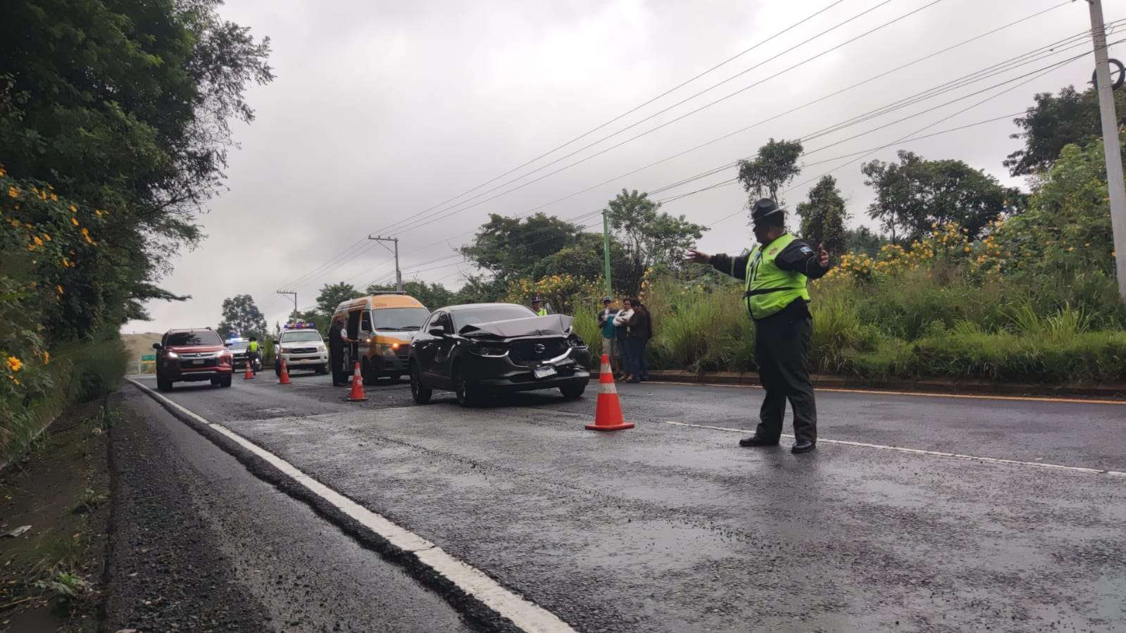 Accidente vehicular en ruta a El Salvador deja carril obstruido