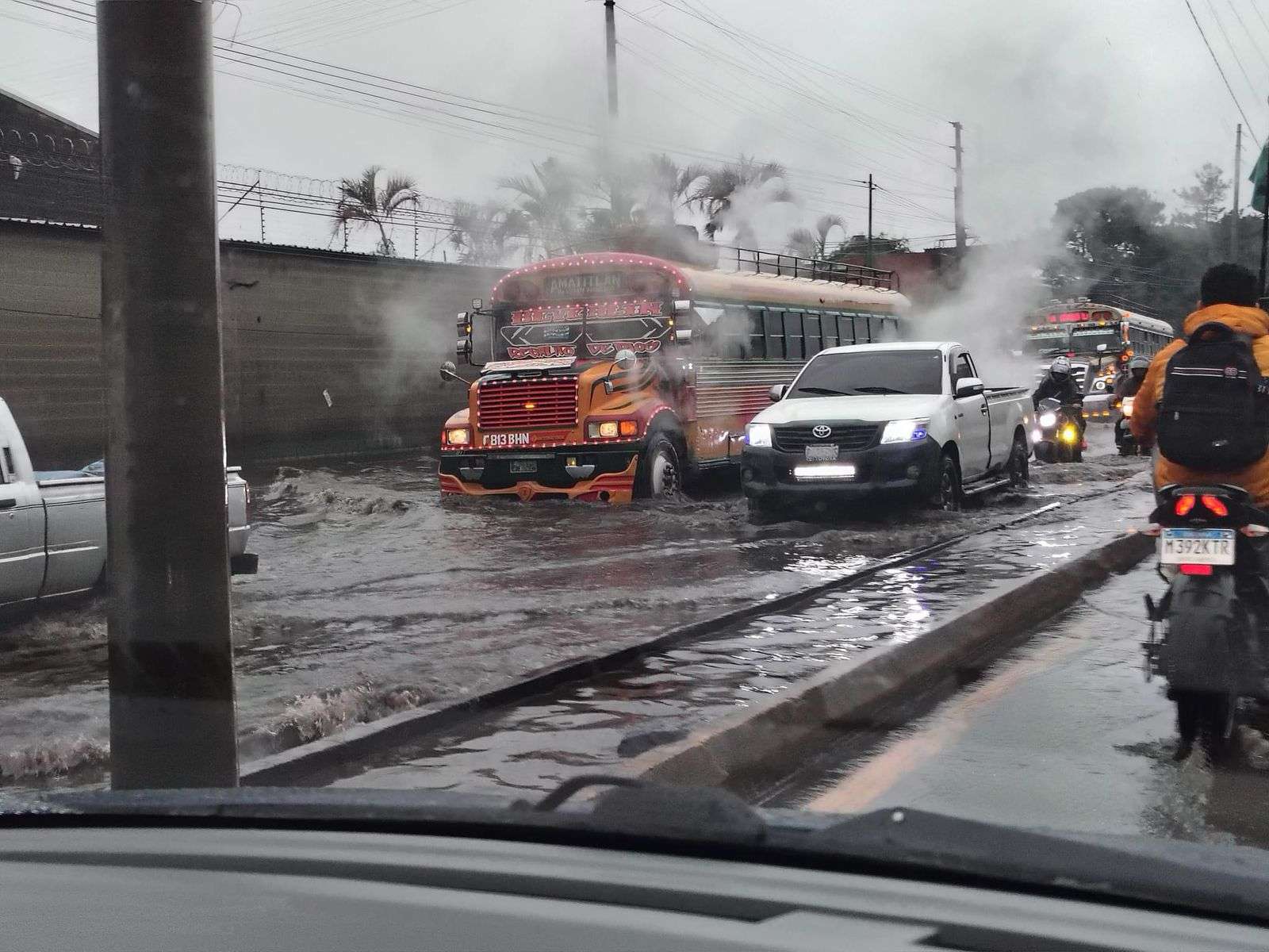 Inundaciones en carretera Palín-Escuintla afectan el tránsito vehicular