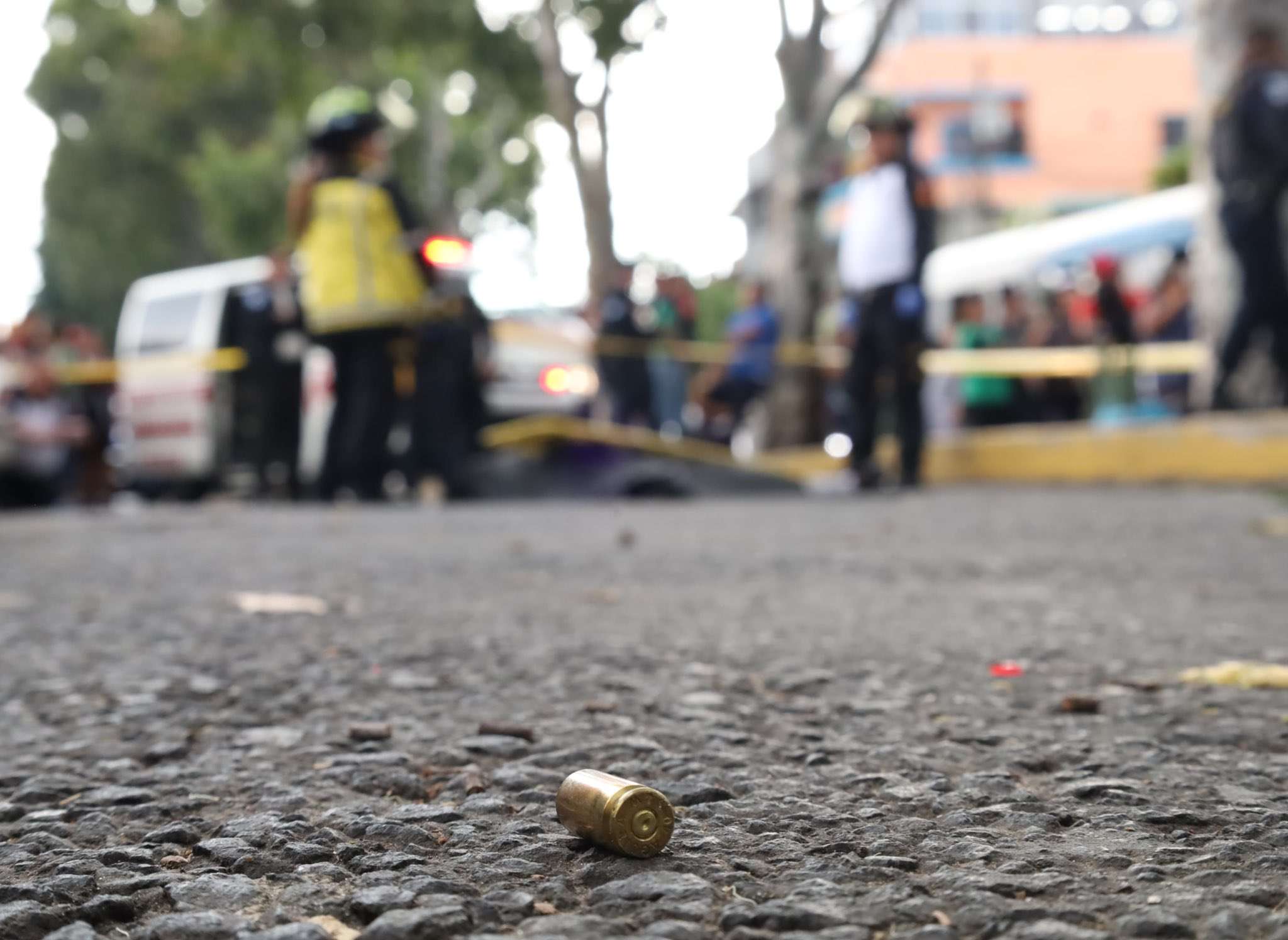 Un hombre de 25 años fue víctima de un ataque armado en la 33 avenida y 38 calle, en la colonia Amparo 2, zona 7 de la Ciudad de Guatemala, el 18 de noviembre de 2024. Según el reporte de los Bomberos Voluntarios, el joven presentaba múltiples heridas de bala en diversas partes de su cuerpo. A pesar de los esfuerzos por estabilizarlo, los paramédicos determinaron su fallecimiento en el lugar. La escena del crimen ha sido acordonada por las autoridades de seguridad, quienes llegaron al área para proceder con las investigaciones pertinentes. En el lugar ya se había comenzado a formar un grupo de personas, por lo que las autoridades realizaron un control para evitar aglomeraciones que pudieran interferir con el trabajo de la Policía Nacional Civil (PNC) y el Ministerio Público (MP). Debido a las diligencias que se llevarán a cabo, el paso vehicular ha sido cerrado en la zona, mientras las autoridades continúan con la recolección de evidencia y la investigación de este crimen.