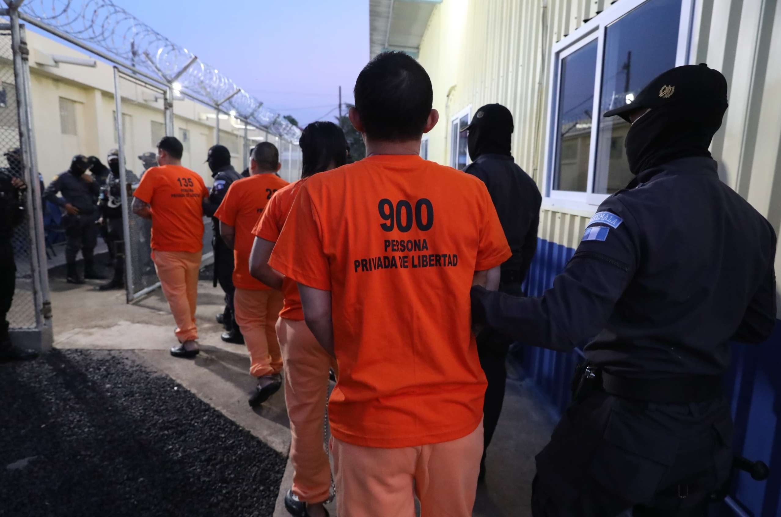 Trasladan a penal de máxima seguridad a 131 reos que extorsionaban desde las cárceles