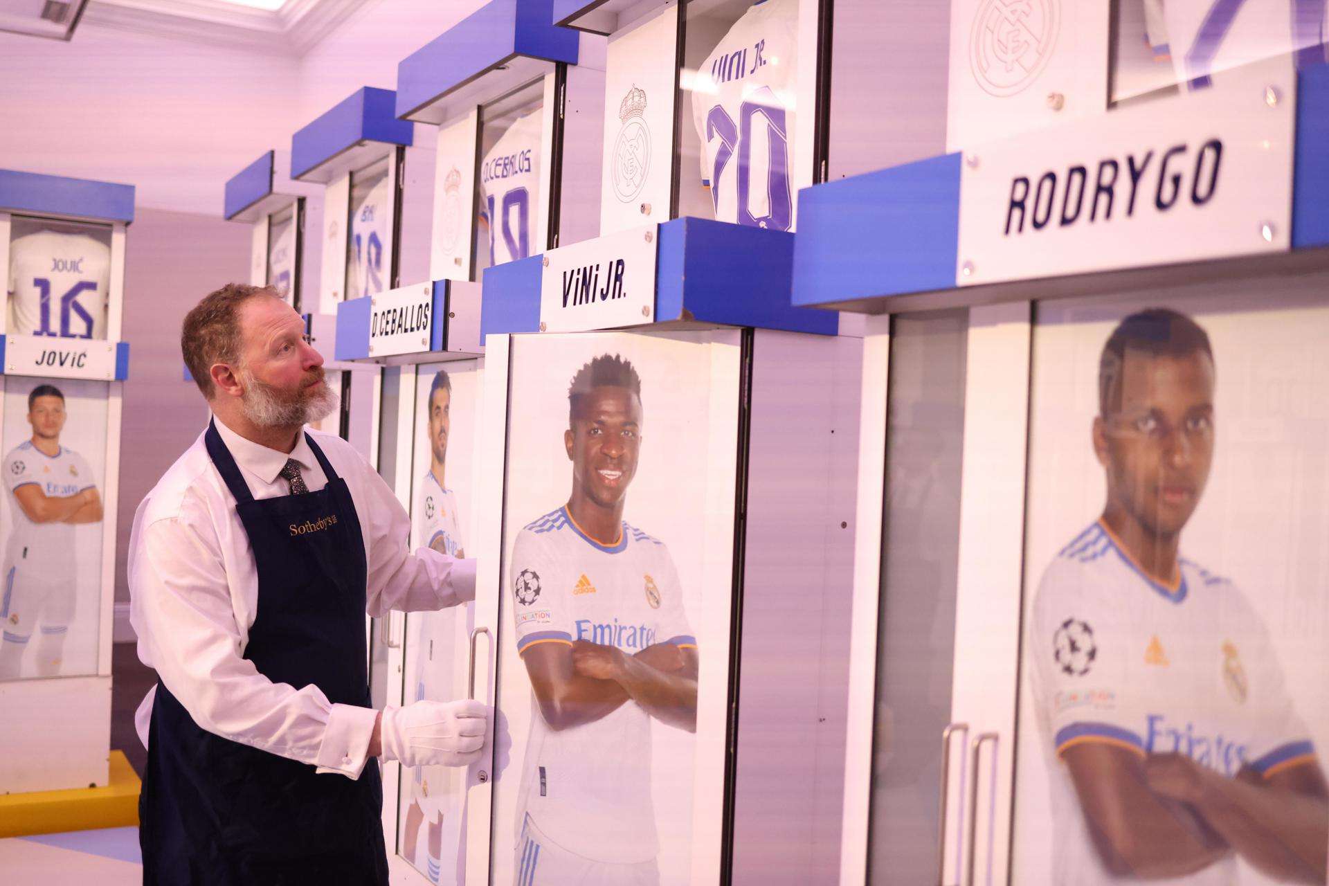 El Real Madrid subasta taquillas de sus estrellas, puertas y mosaico del Santiago Bernabéu