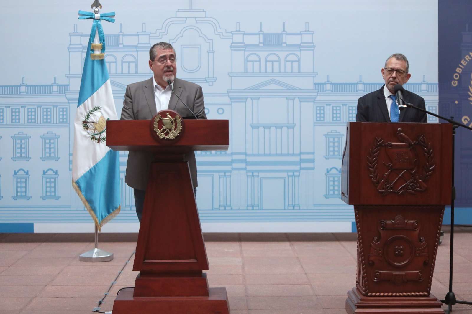 Bernardo Arévlao acepta la renuncia de Félix Alvarado, Ministro de Comunicaciones